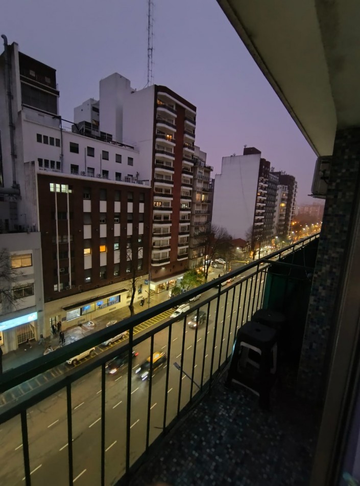 AMBIENTE Y MEDIO AL FRENTE CON BALCON - COLON 2500