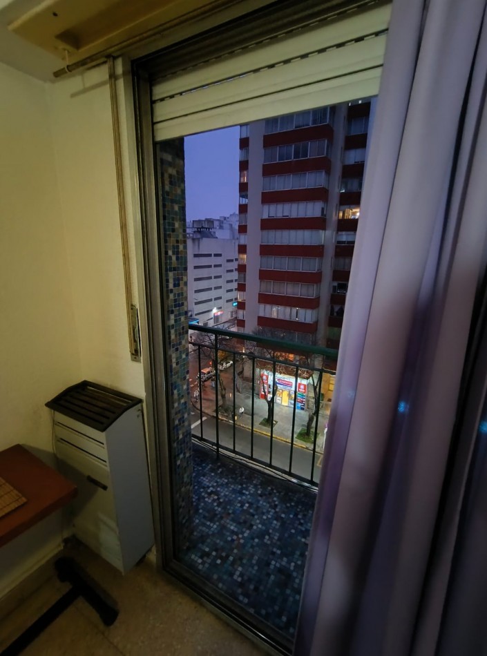 AMBIENTE Y MEDIO AL FRENTE CON BALCON - COLON 2500